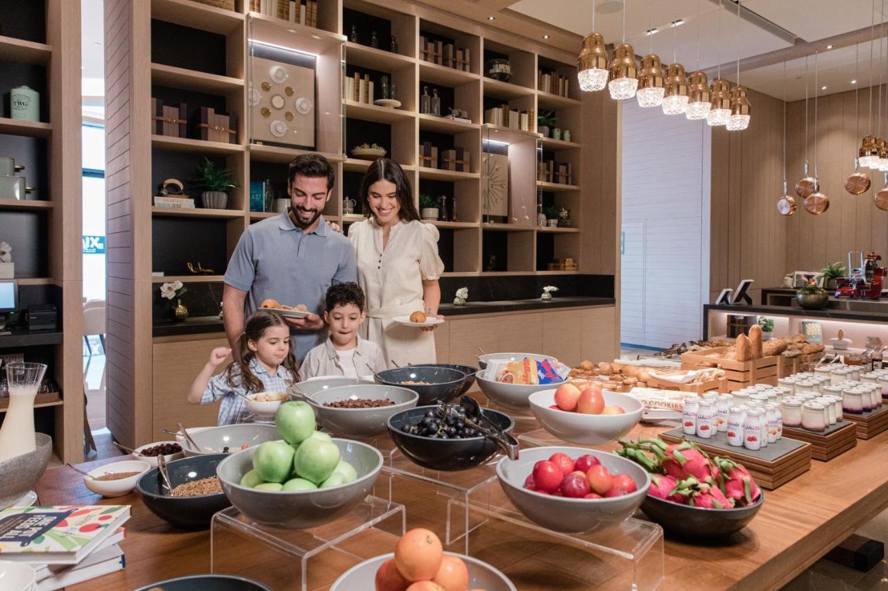 Address Beach Resort Dubai Esterno foto Family at the buffet