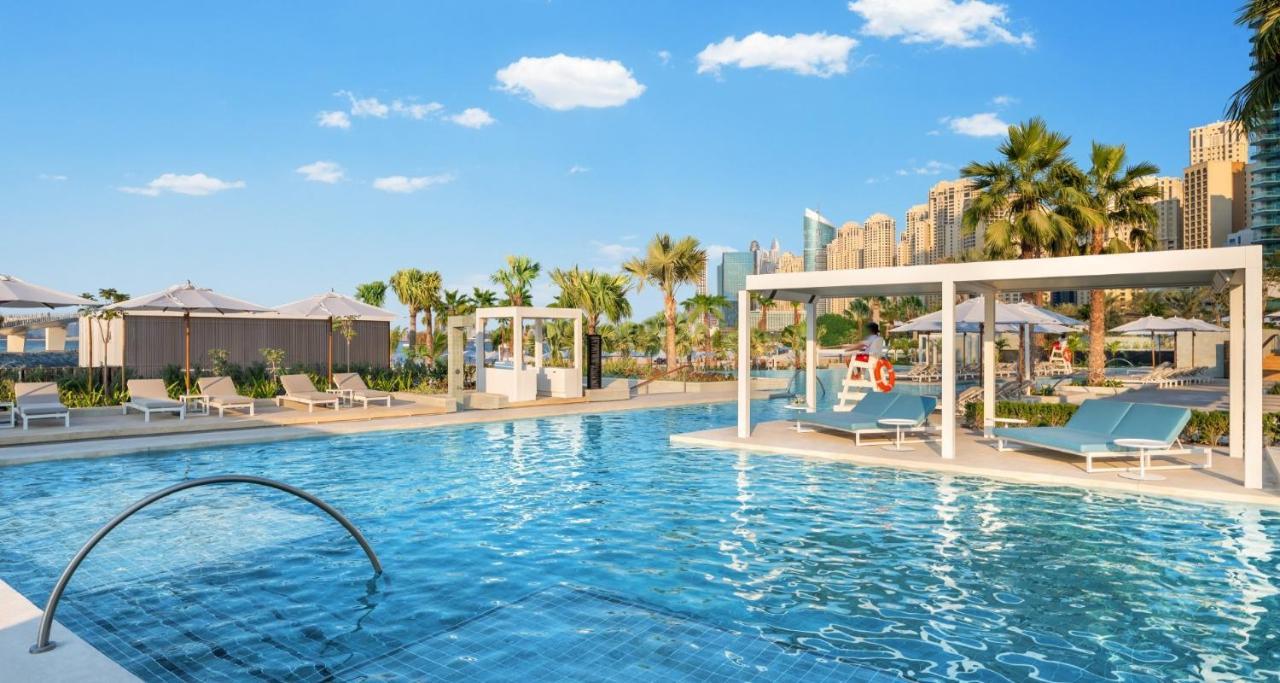 Address Beach Resort Dubai Esterno foto The swimming pool at the resort